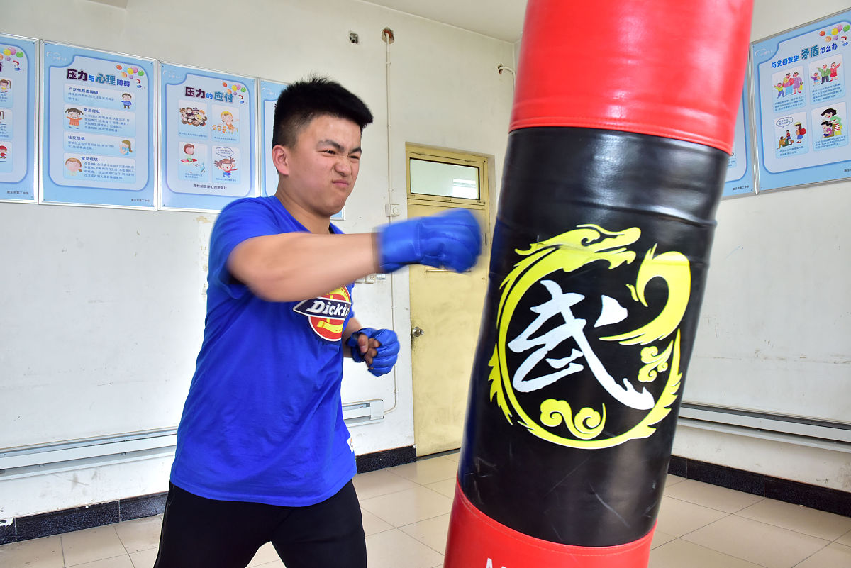 一、短视频名称《宣泄压力释放心灵》二、短视频拍摄背景随着现代社会的发展人们的生活压力越来越大而宣泄这种心理需求也越来越受到重视。学校开设宣泄室为学生提供了一个宣泄压力的平台。本系列短视频旨在通过拍摄宣泄室的场景传递宣泄压力的重要性倡导健康的心理生活。三、短视频拍摄目的通过策划吸引观众关注抖音号传递宣泄压力的信息提醒人们要关注自己的心理健康。四、短视频拍摄主题宣传宣泄压力的重要性通过小剧情展示学生进