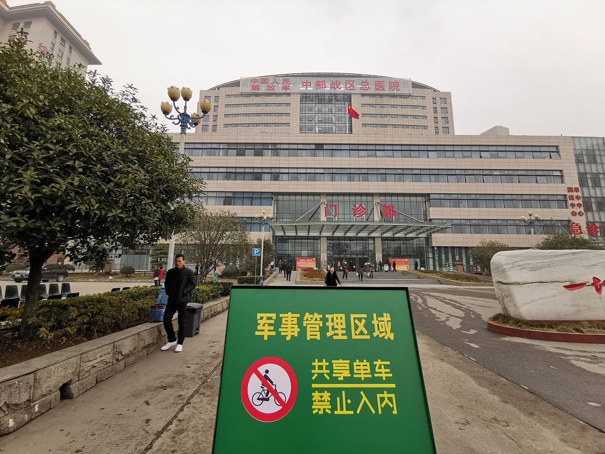 宜昌市坐落于壮丽的长江中上游这里有960座千米大山岿然耸立有183条壮丽江河昼夜不舍。作为长江中上游结合部的重要城市在历史、文化、旅游和水利等方面都拥有丰富的资源和潜力。它不仅是著名的三峡门户也是中国水电之都同时还是全国健康城市样板市、平安中国建设示范市、中国十大秀美之城、法治政府建设示范市、国家节水型城市、中国气候宜居城市、国家环境保护模范城市、中国诗歌之城、中国钢琴之城、中国优秀旅游城市、全国