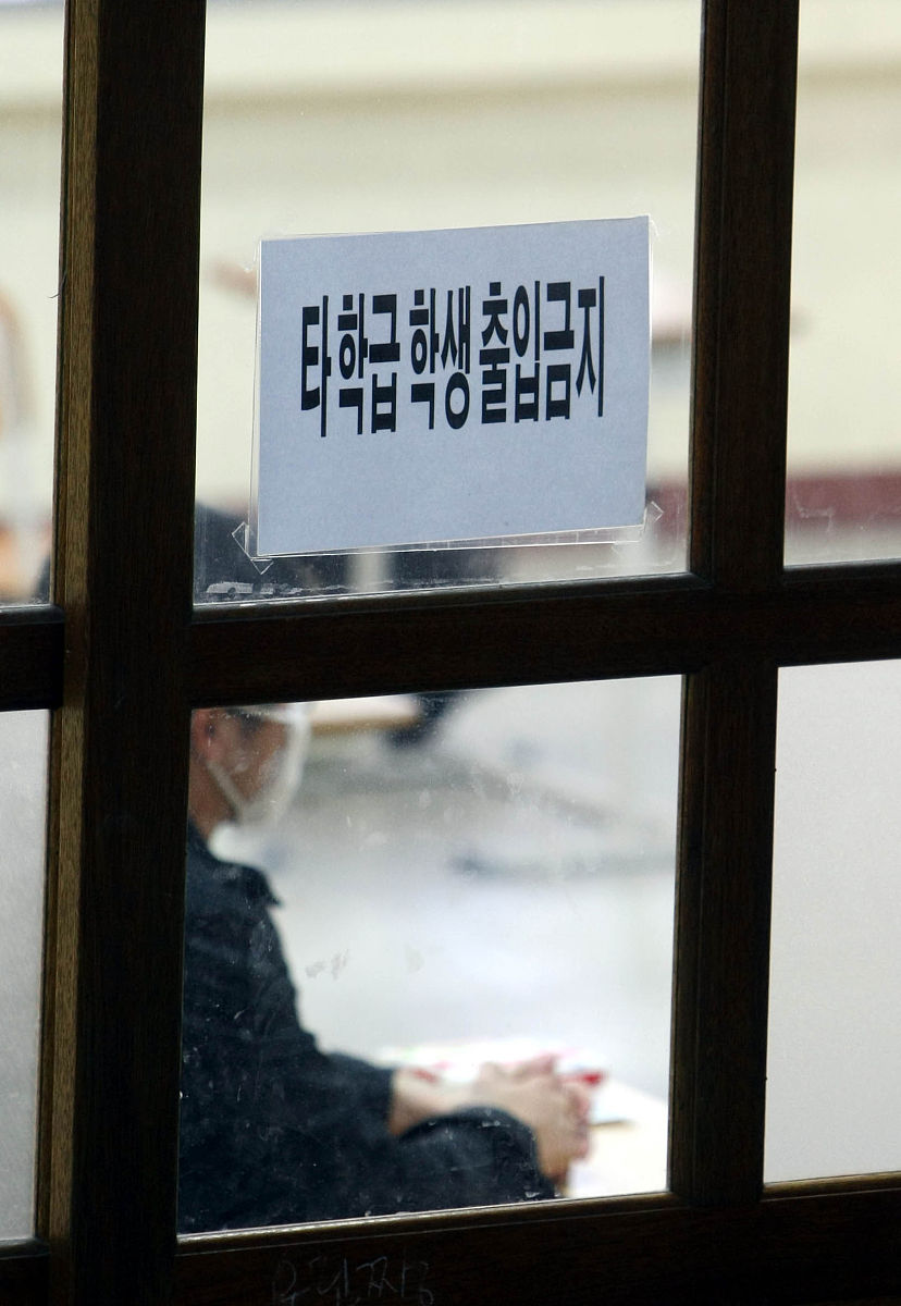2009年11月12日,韩国首尔,韩国学生参加"2010大学入学考试".当日,约67