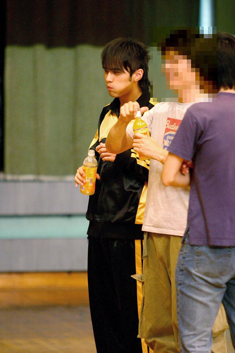 2004年5月26日,中国北京,周杰伦在北京拍摄另外一品牌的广告片的间隙,