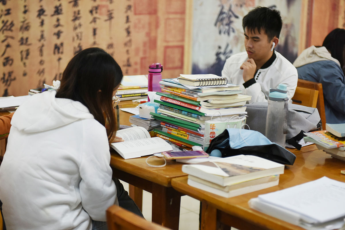 2019年12月2日,海口,在海南大学图书馆,自习室,考生正在积极备考.