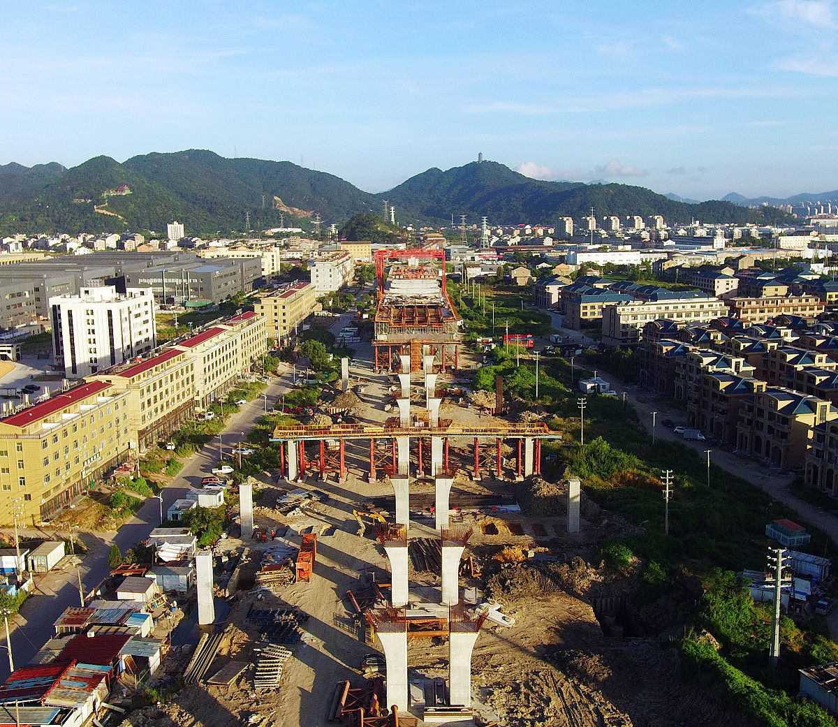 2021年8月31日,浙江台州,路桥区陶村路段高架桥的建设现场.