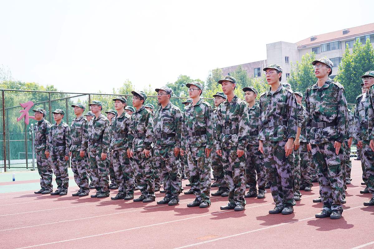 西安科技大学军训文艺汇演精彩呈现，青春活力与军人精神闪耀舞台