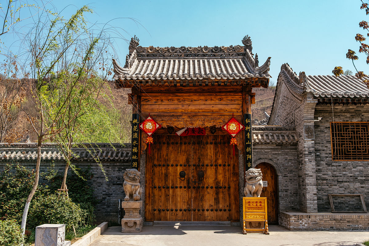 请5万字的中国和西方相互结合的一篇小说