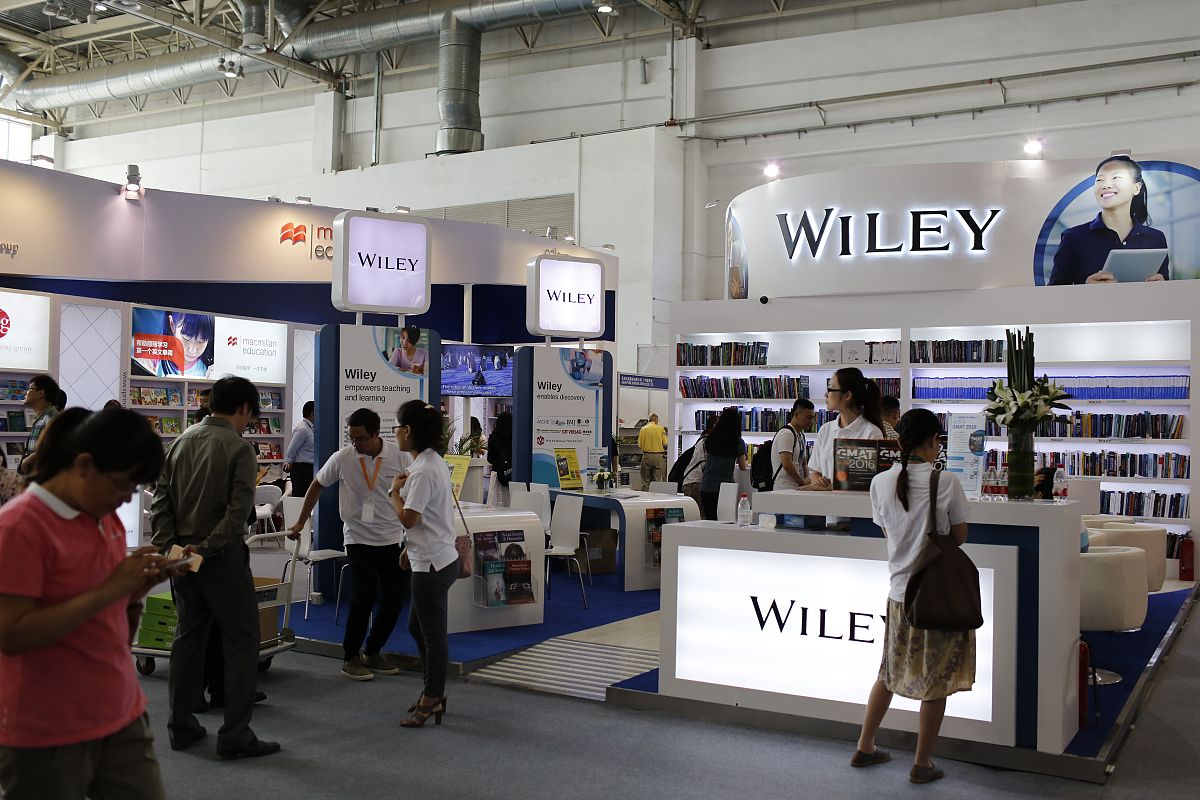 《好饿的毛毛虫》绘本读后感：趣味与教育兼具