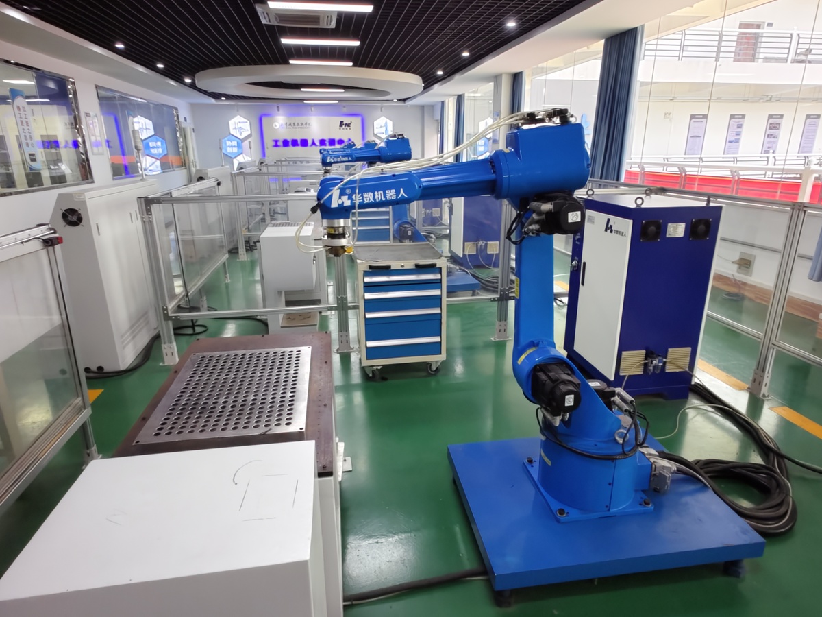 进厂后跟随车间师傅对六轴机器人系统进行安装调试。完成智能控制系统结构设计并进行综合布线系统调试。一般六轴机器人的手臂收缩和旋出时间夹、吸放时间是可以调。但是一般六轴机器人从开始运转到完成工作时间都是跟机床信号相关的。所以调试前应该将负载脱离先看驱动执行机构的中间元件的动作情况如电控阀、继电器如果有反馈信号可以手动输入在模拟调试好后才能接上负载调试。并通过跟车间师傅的交流了解他们岗位需掌握的技能以及