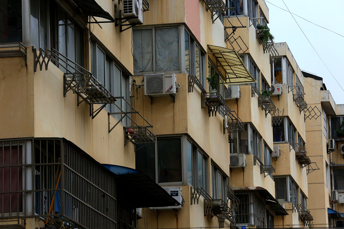 转述一下下面的文案。减低重合率由于城中村多为自建房一栋房子只有一张物业产权证明而工作人员安装电表依据的就是物业产权证明一张证明对应一个电表。申请人在提交了物业产权证明并通过申请后工作人员就会上门勘查并安装电表。有分析就认为一栋楼一个电表二房东成了电费的中间商这就给二房东留下了一个令人猜疑的操作空间。