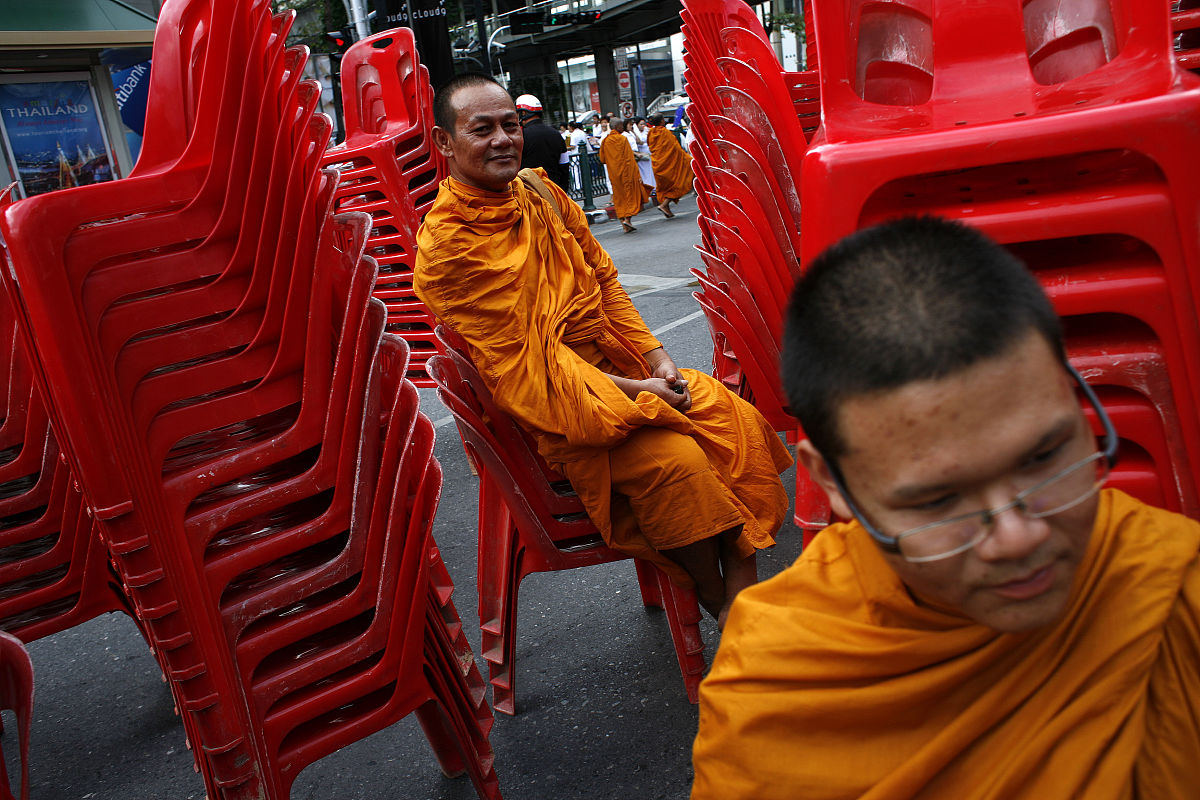 2011年5月8日,泰国曼谷,据组织者称,12600名僧侣聚集在一起庆祝卫赛节
