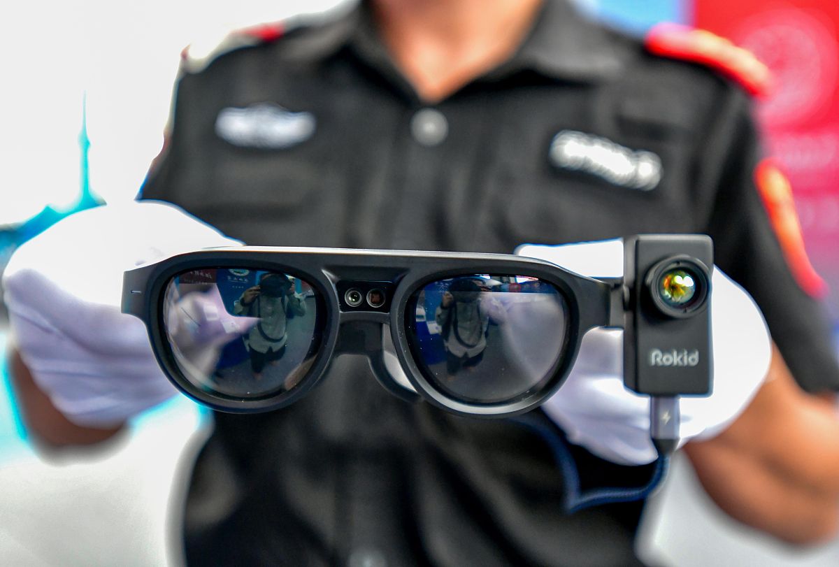 以主题为《盲人眼镜》写一份商业计划书，有以下功能：
1.眼镜内配备摄像头能对眼镜正前方的视野进行录像拍照
2.录像可上传至云端供盲人监护人进行查看
3.眼镜能对前方画面进行类似特斯拉汽车的算法进行图像分割
4.通过镜框进行骨骼传导提醒盲人哪里可以行走
5.眼镜内也配备超声定位系统，对即将过于靠近的物体进行检测距离并骼传导提醒盲人