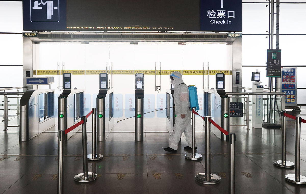 打扫宿舍卫生清洁消杀。我负责扫地、扔垃圾、摆放公共物品位置。劳动过程性记录200字左右