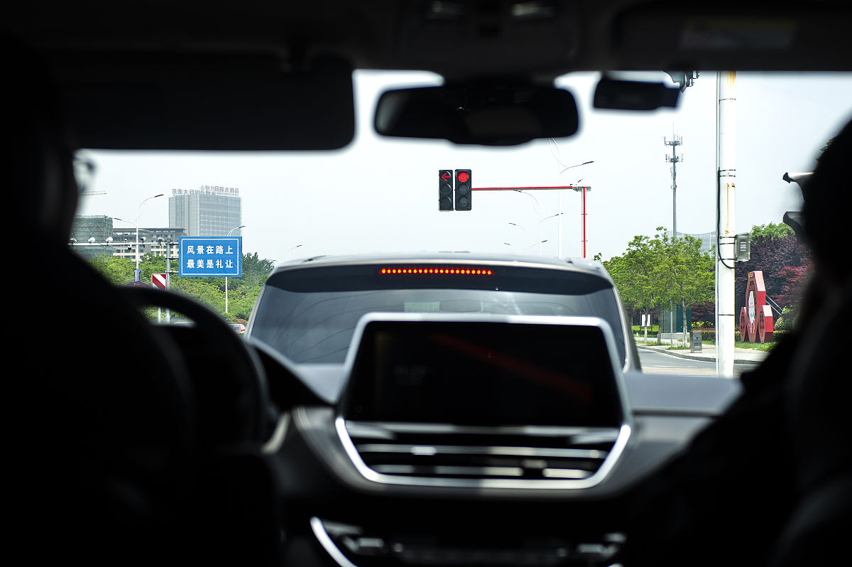 如何检测车辆在行驶过程中场景的亮度？