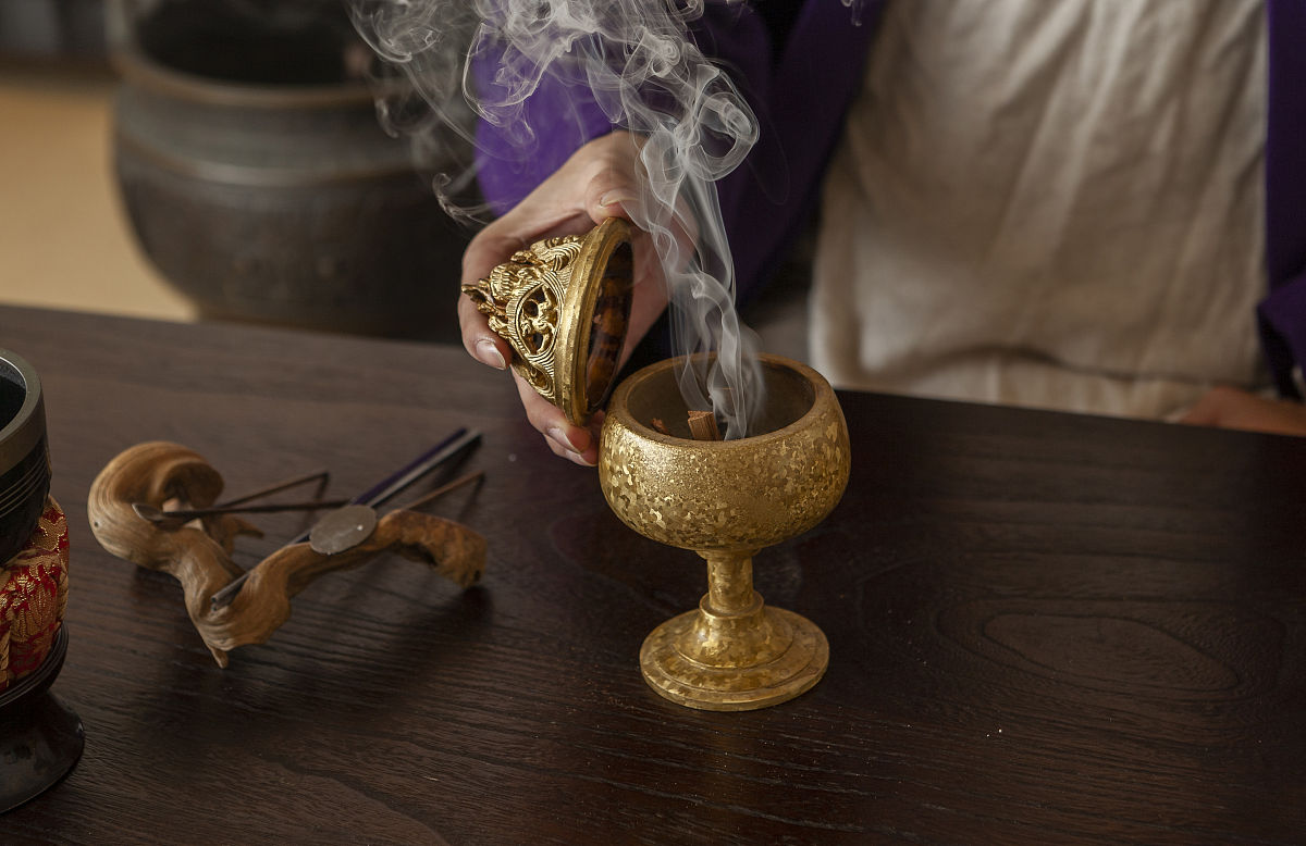 写一段描写古法塔香的，有艺术气息的文案