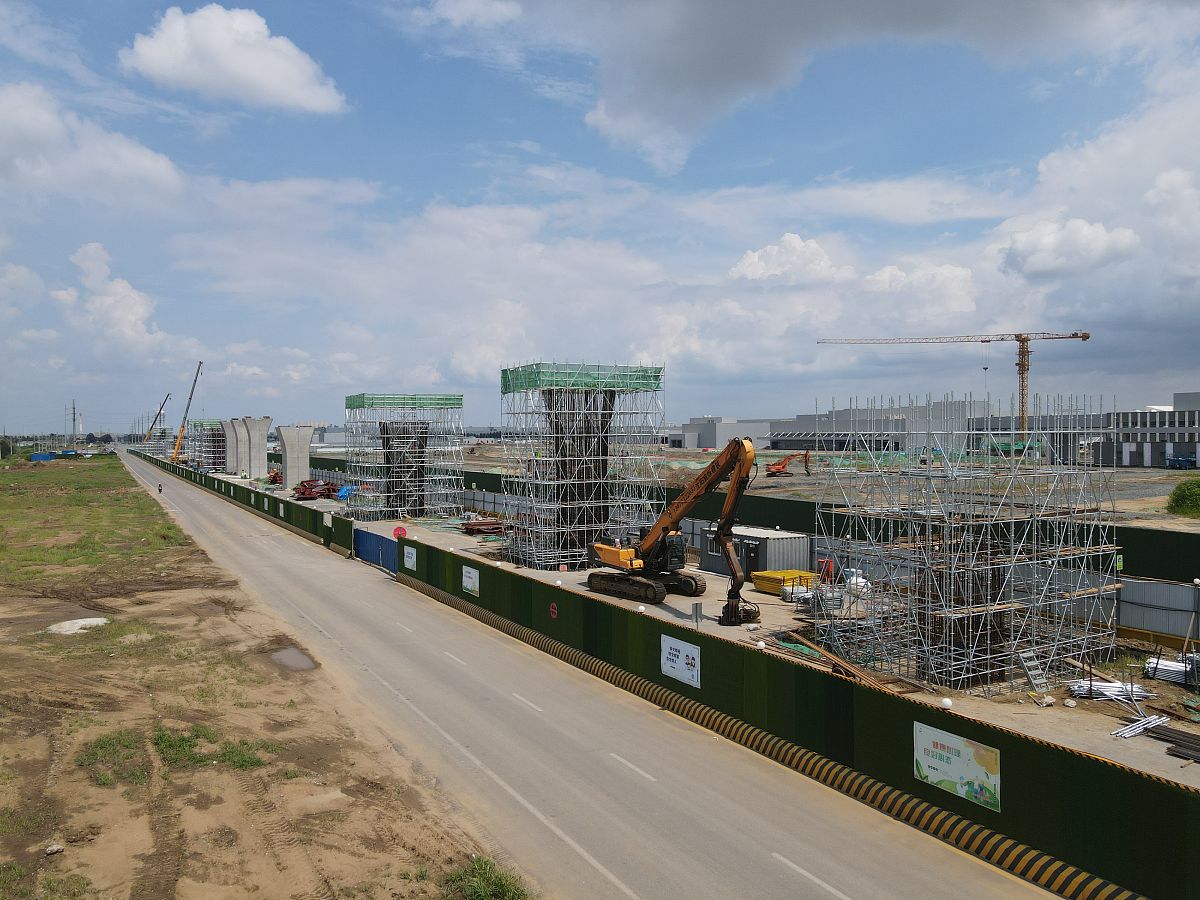 修改这段话煤炭储备基地建设是党中央、国务院关于建立健全能源安全储备制度的重要决策部署对进一步提高国家煤炭保障能力保障国家能源稳定意义重大。该项目建设将盘活千河站折返段既有闲置铁路资源促进铁路物流高质量发展全力打造国家级煤炭储备基地为国家能源安全和经济发展提供可靠保障。该项目概算总投资58亿元年可实现销售收入12亿元年上缴税收1100万元将较好地提高煤炭供应保障能力解决西部地区煤炭供需矛盾为宝鸡经济