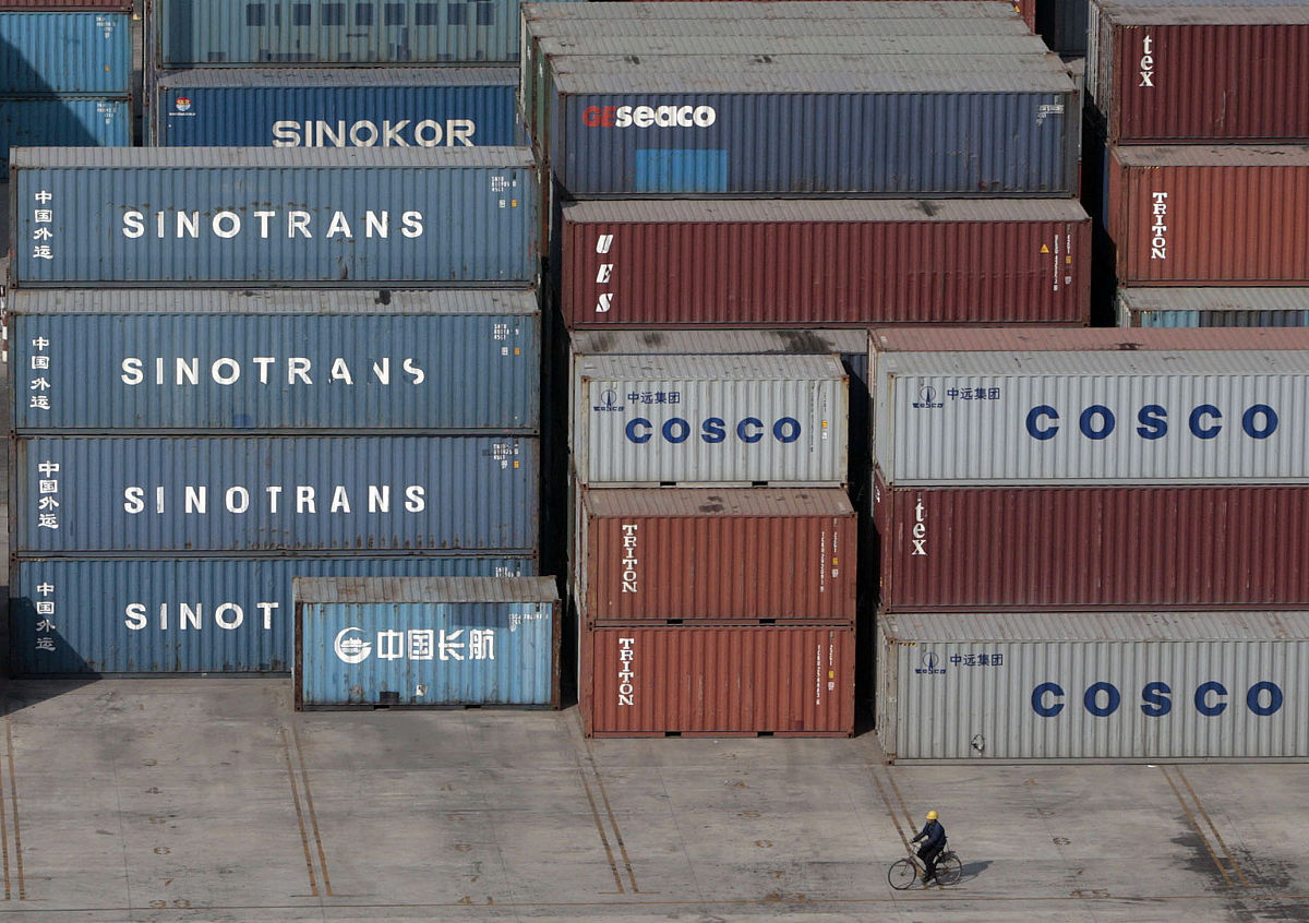 我们公司提供整箱或拼装集装箱的海运服务。我们也能够将来自各个地方不同货主的货物合并到一个集装箱中以便于来自中国各地的货物进行混装。我们与各大船公司密切合作使我们能够根据客户的需求选择最佳的解决方案。我们有固定舱位的分配让客户得到稳定船期计划以及固定的优惠价格。以上语句请帮润色中文。