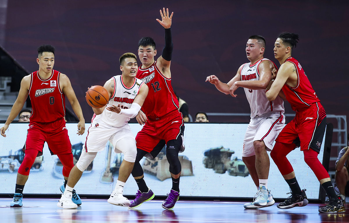 我要写一篇题目为2019-2021赛季CBA联赛季后赛广东队后卫赵睿个人进攻防守技术分析的毕业论文请你帮我写一下摘要和关键词