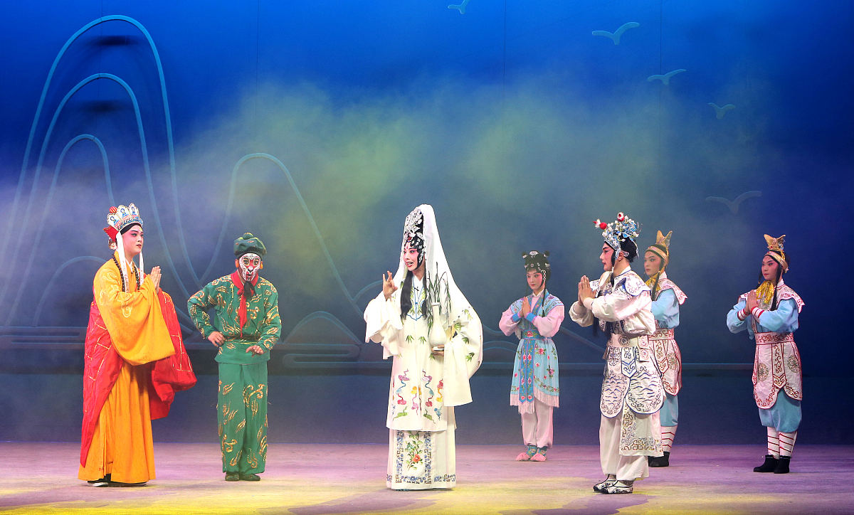 请以孙悟空和猪八戒的爱情故事为背景写一段唐僧和玉皇大帝的可歌可泣的爱情。