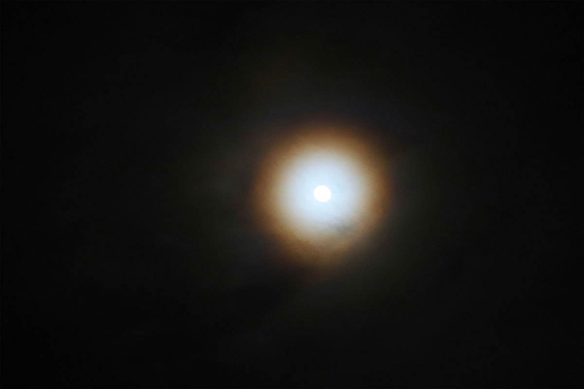 2021年5月24日晚,湖北宜昌,城区上空的天空出现"月晕"美景.