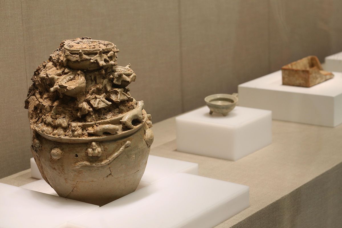 2021年4月20日,南京六朝博物馆,展览共展出该墓出土并清理完成的200余