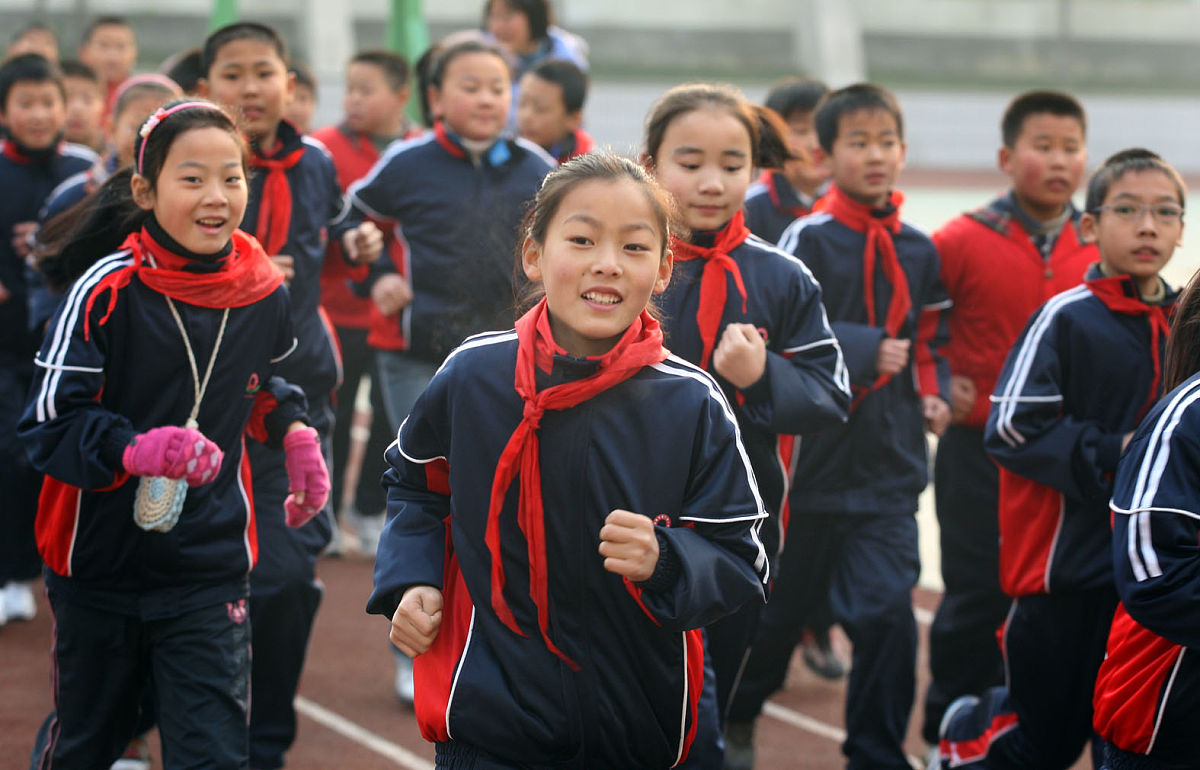 2009年12月1日,上午8点,到校晨练的小学生.  +++_+++保障睡眠,合肥,学