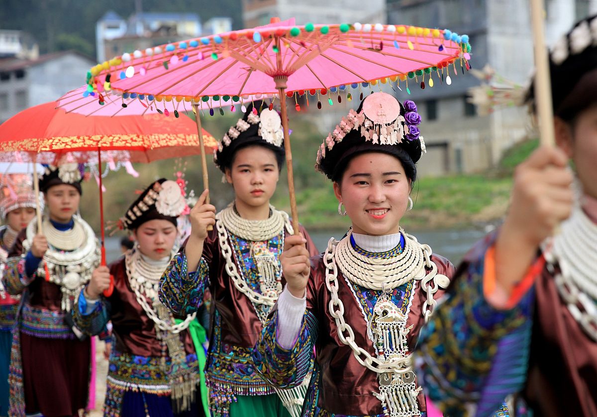 2019年2月7日,在广西柳州市融水县大年乡,几名少女在走圈.