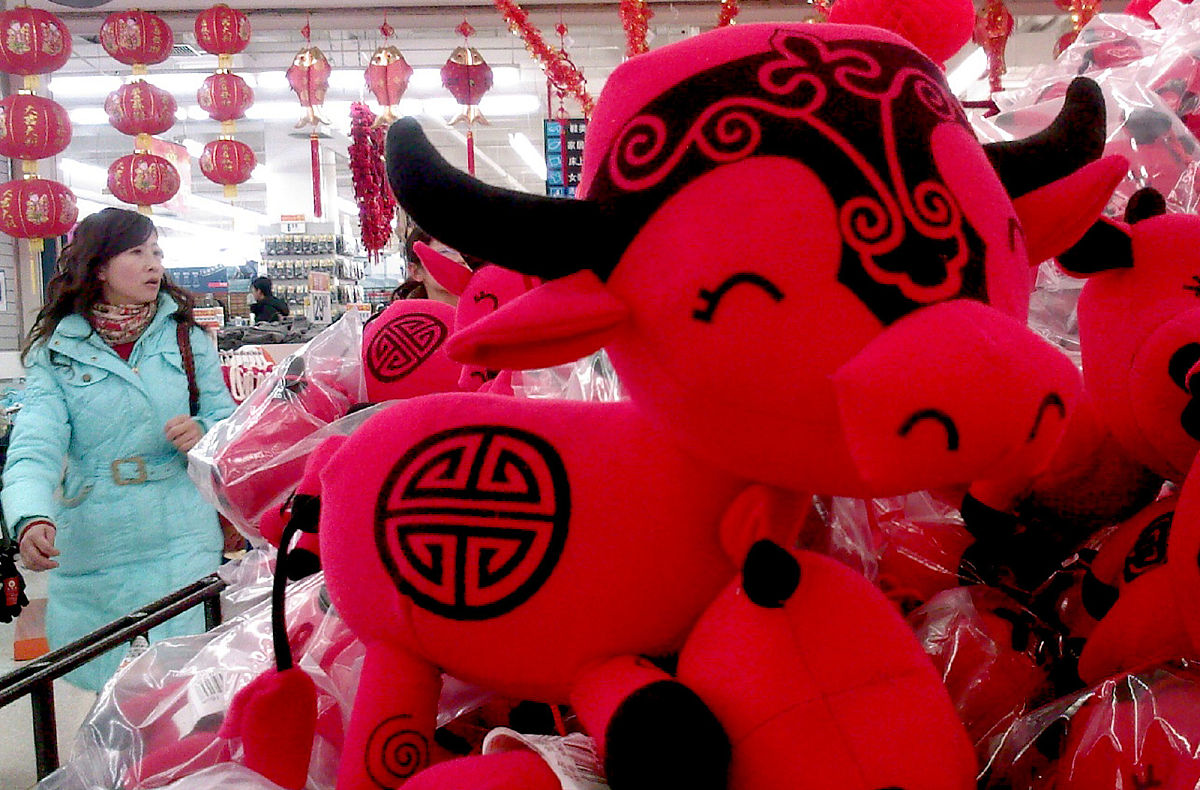 2008年12月26日,辽宁沈阳,牛年生肖玩偶"牛牛"上市.憨态可掬的玩偶吸
