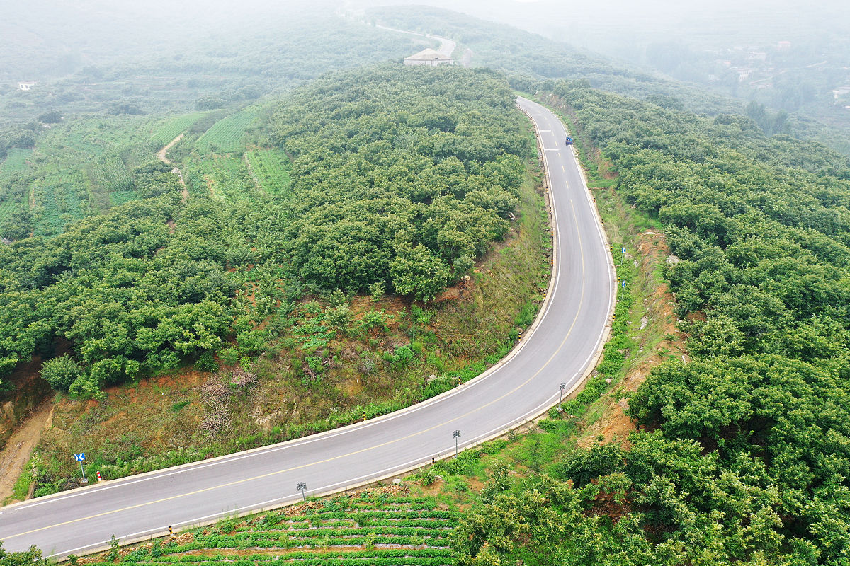 2021年7月18日,山东临沂,费县高标准建设的农村公路.