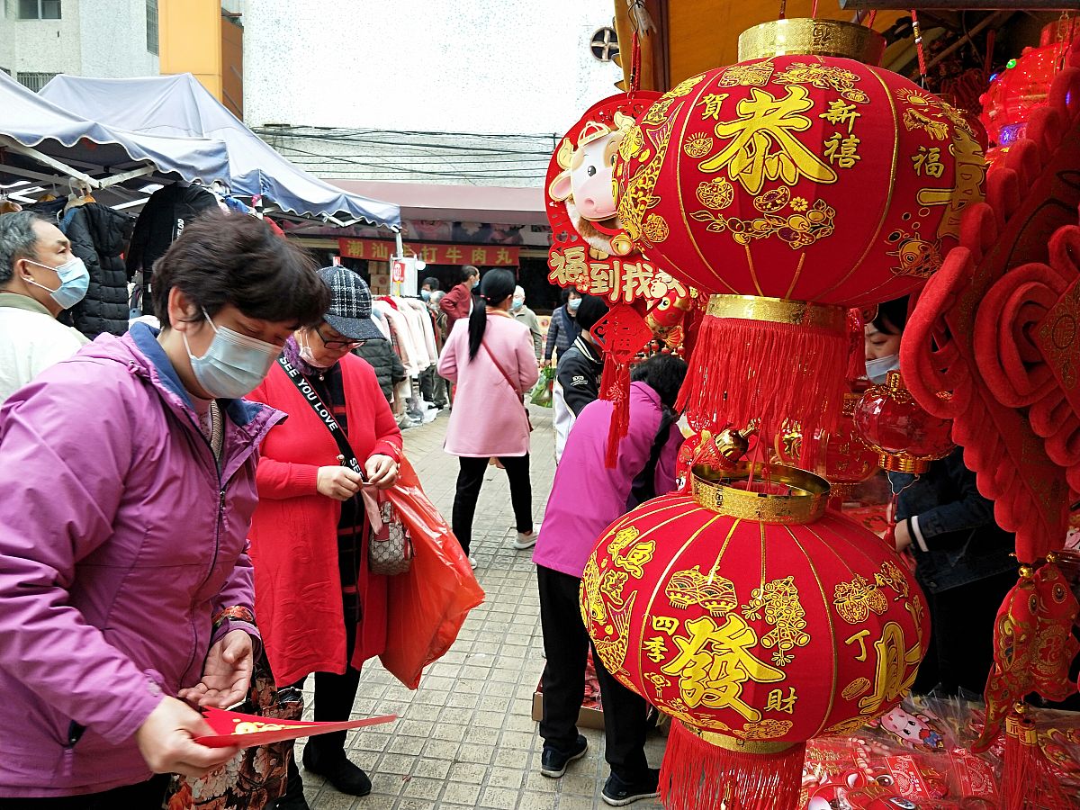 2021年1月21日,广州,市民采购年货,迎接新春.