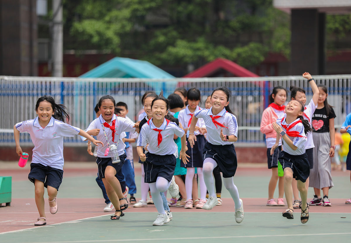 2020年5月7日,在湖南省衡阳市衡阳县滨江学校内,孩子们在操场跑步.