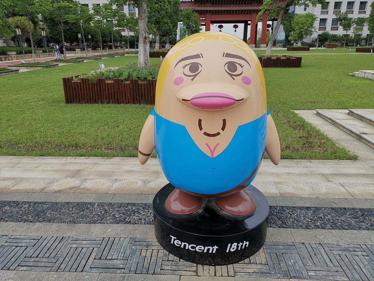 2019年6月30日,武汉学院腾讯广场,数十个造型各异的qq企鹅公仔引人注