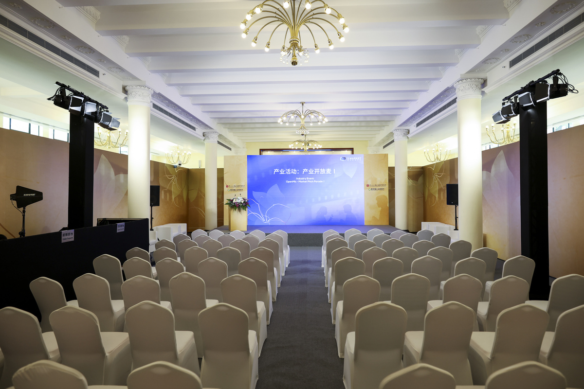 会议摄影光线运用技巧：从会场环境到反光板使用