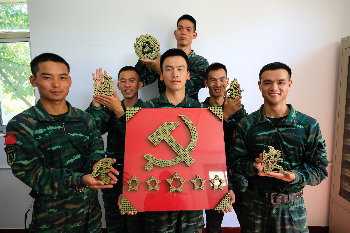 2021年9月17日,武警上海总队机动一支队,官兵们和制作好的工艺品合影.