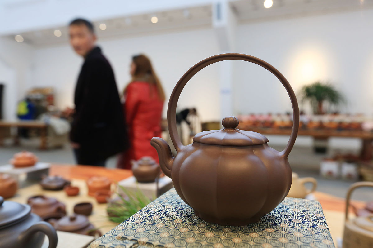 居正紫砂花瓶：宜兴紫砂大师的珍贵作品