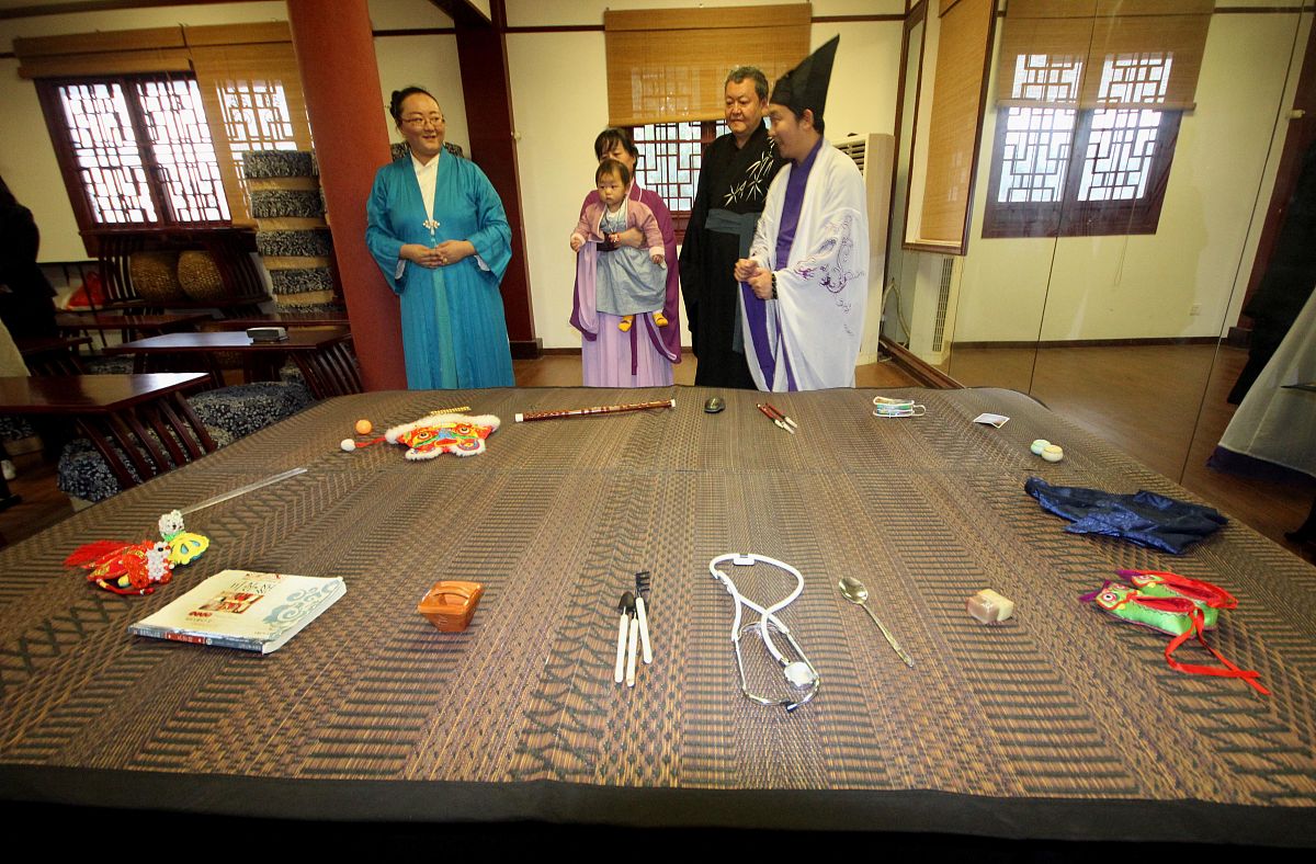 请你将以下内容翻译成中文五年春正月庚子朔一群臣、百寮拜朝。 癸卯四高市皇子以下小錦以上大夫等賜衣きぬ、袴はかま、褶ひらおび、腰帶おび、腳帶あゆひ及机、杖つゑ。唯小錦三階不賜机おしまづき。 丙午七小錦以上大夫等賜祿各有差。 甲寅十五百寮初位以上進たてまつる薪。 即日そのひ悉集まゐつどへ朝庭賜宴。 乙卯十六置祿ものをおき射于西門庭。中的まと則給祿有差。 是日天皇御嶋宮しまのみや宴之。 甲子廿五詔曰：「