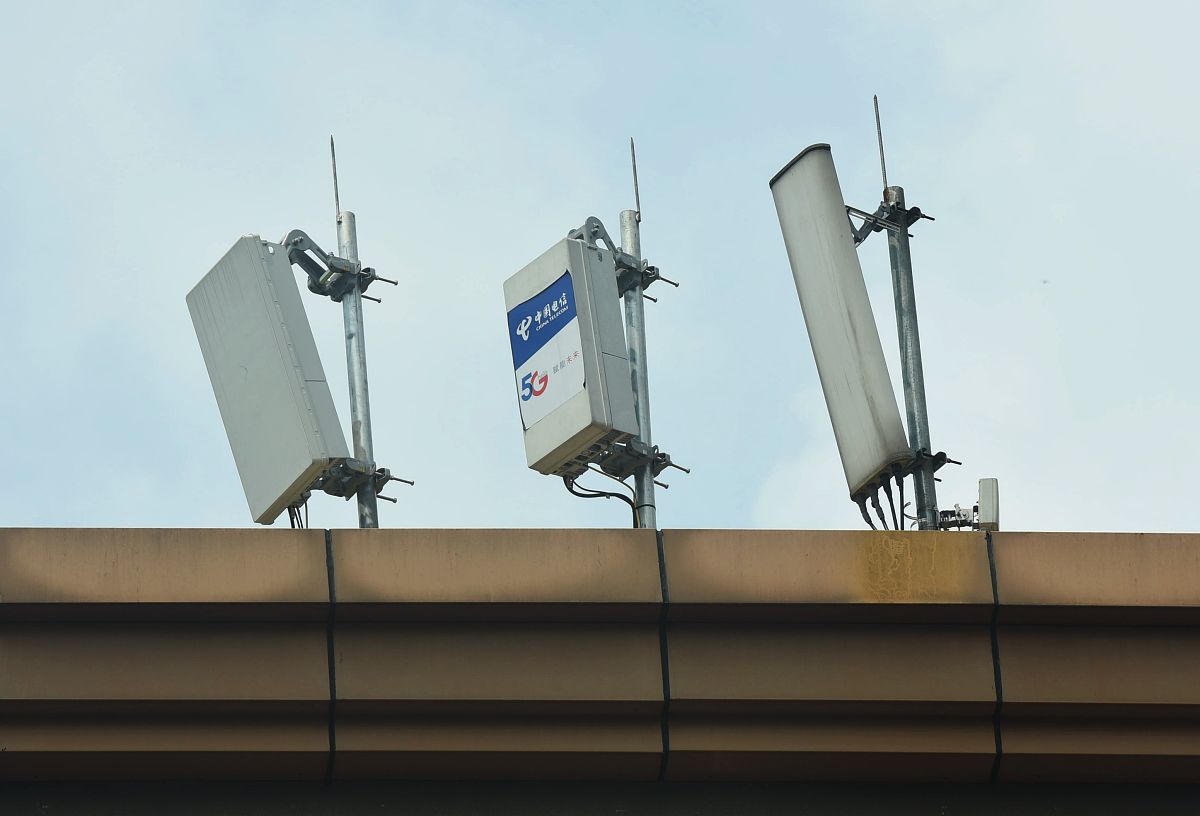 2019年8月14日,杭州西湖边,楼顶上安装的5g基站.