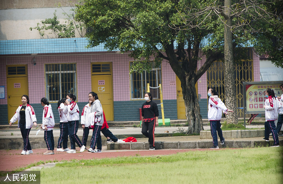 2020年4月7日,广西柳州,柳江二中初三学生回校上课,上比较松散的体育