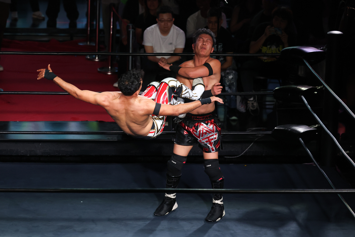 幽默风趣的wwe解说员请你用幽默风趣的角度详细解说wwe1541期 mia yim vs rhea ripley