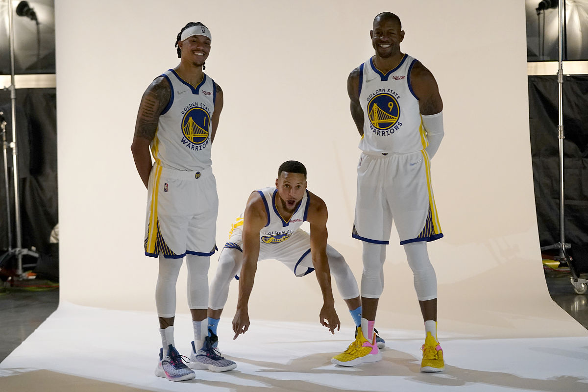2021年9月27日,美国,21/22nba前瞻,金州勇士拍摄新赛季写真.from left
