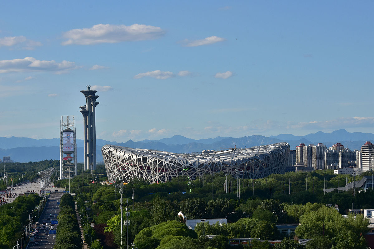 2021年7月4日,北京雨后蓝蓝的天空飘着白云,北京奥林匹克中心,双奥主