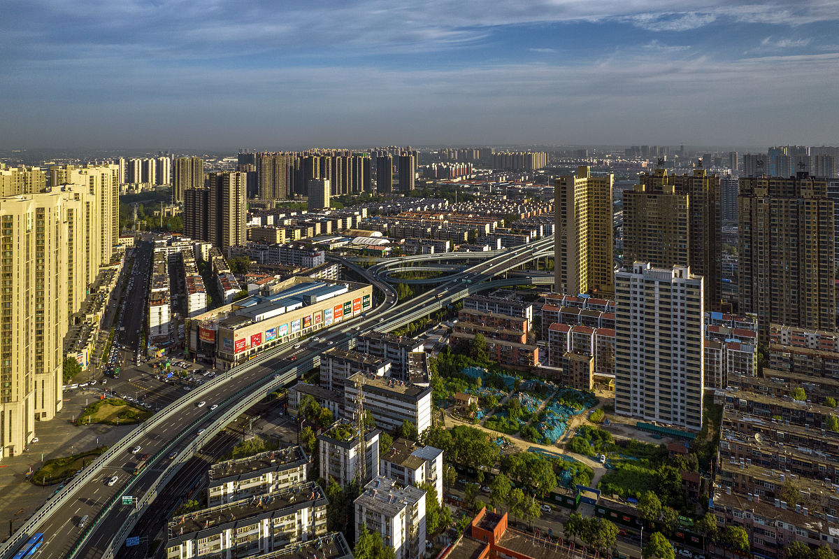 2021年8月25日,河南洛阳,初秋的清晨,霞光将城市装扮的分外美丽.