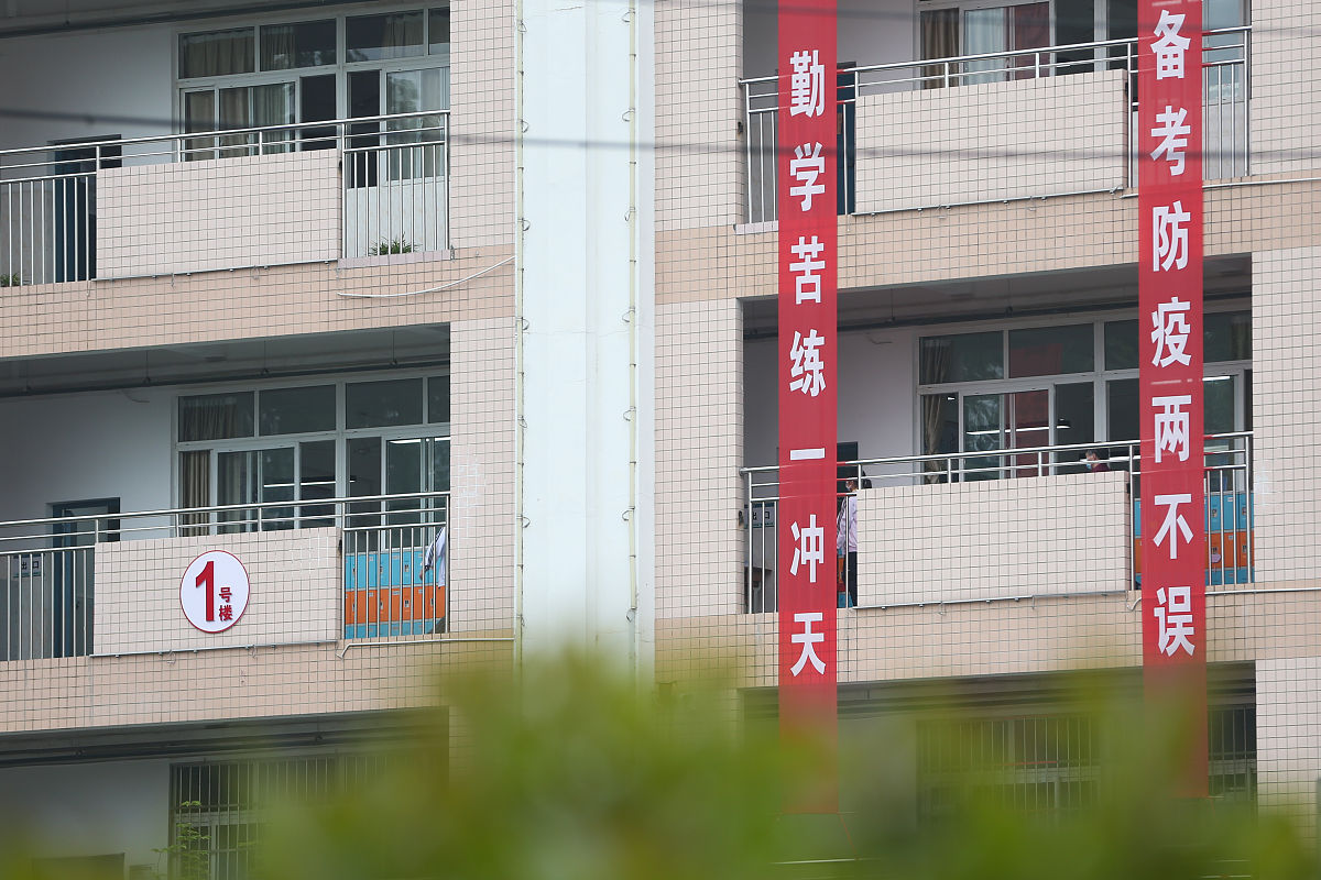 武汉市建设学校是一所什么性质的学校？在办学品牌上有什么优势