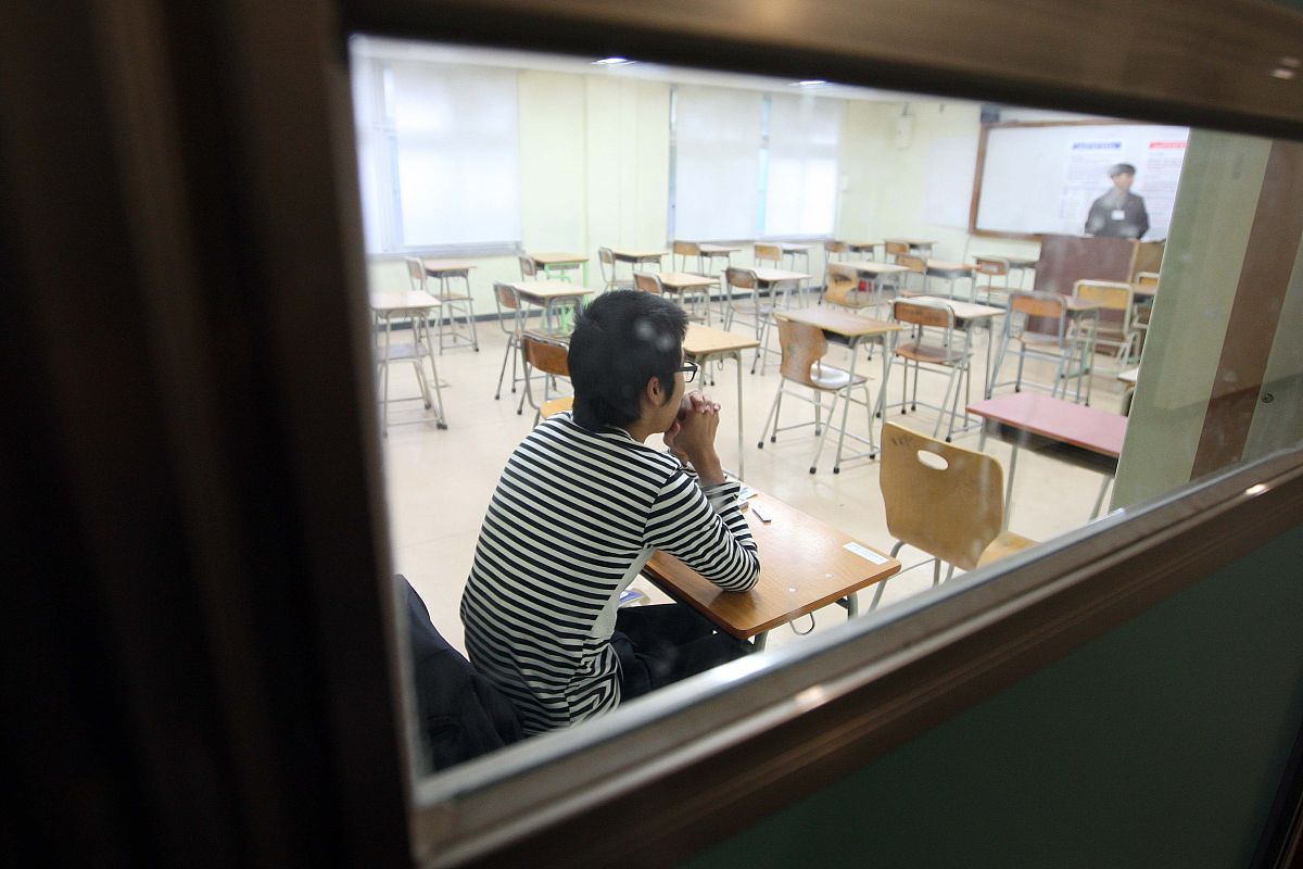 2009年11月12日,韩国首尔,韩国学生参加"2010大学入学考试".当日,约67