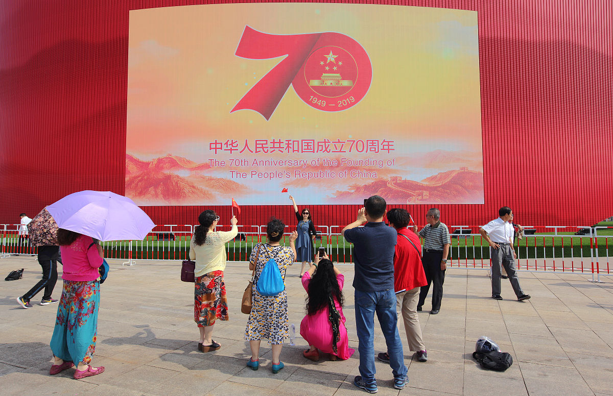 我们每天都会接触各种新闻新闻在生活中无处不在。-些重大事件如党的十九大召开、新中国成立七十周年、防控新冠肺炎疫情等都是新闻报道的焦点会涌现大量新闻作品。请在报纸或新闻网站浏览最近一周的新闻内容 从中挑选出一篇你认为比较优秀的新闻作品。 从新闻价值、报道角度、结构层次、语言表达等方面撰写份推荐书阐述推荐理由不少于600字