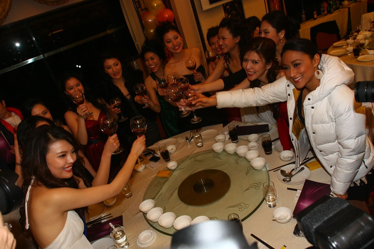 这是文案要求进行大改多用自己的话来解读以及感想整体内容核心意思不能变文字1000字日本只工作不恋爱的单身富婆你知道夜生活过得能有多精致吗？晚上0730这位名叫吉川小丸子的女生才刚结束一天工作回到家中。她今年35岁目前独自生活在东京。小丸子现在是一家外贸公司的老板平时工作十分忙不过由于今晚不用应酬所以回来的时间相对较早。进到室内小丸子会先回房间脱下外套挂到衣柜接着采取洗手漱口防止外面细菌被带回家中。