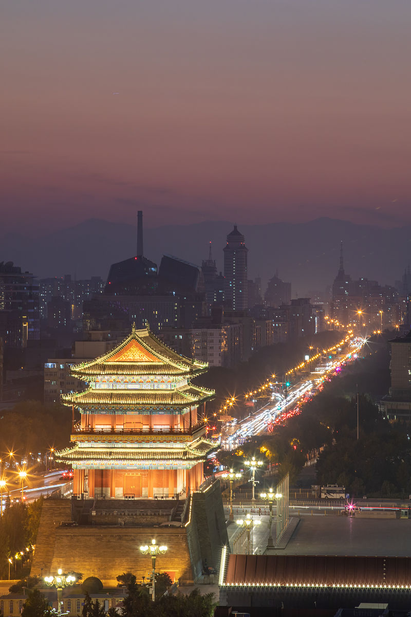 2021年10月17日,落日时分,北京天安门广场正阳门灯光璀璨.