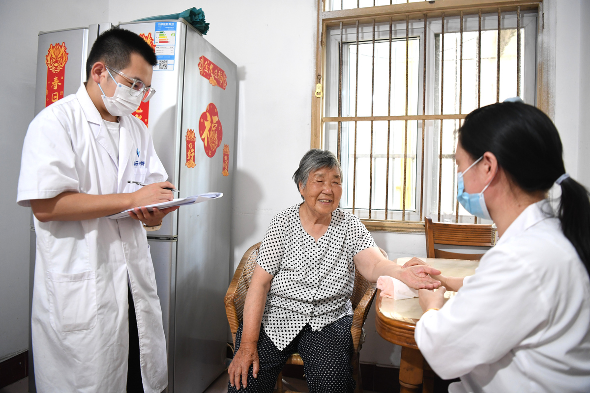 社区健康护理和中药治疗：改善老年人抑郁症和慢性乙型肝炎的有效方法