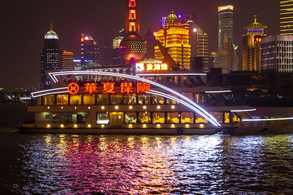 写一份关于上海浦江游船当时天气是微微下雨时间为下午的情境描写 写一份关于上海浦江游船当时天气是微微下雨时间为下午的情境描写