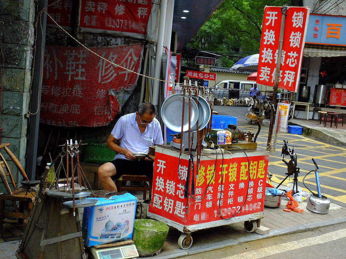 请参考以下内容重新生成一篇不少于800汉字的原创文章。主题是：《十种最赚钱的小生意 成本低利润高的小生意》语言要幽默口语化。煎饼摊、手机贴膜、打印店、饮品奶茶店、开锁换锁、烧烤店、摆地摊、鲜花店、特价服装店、二手物品