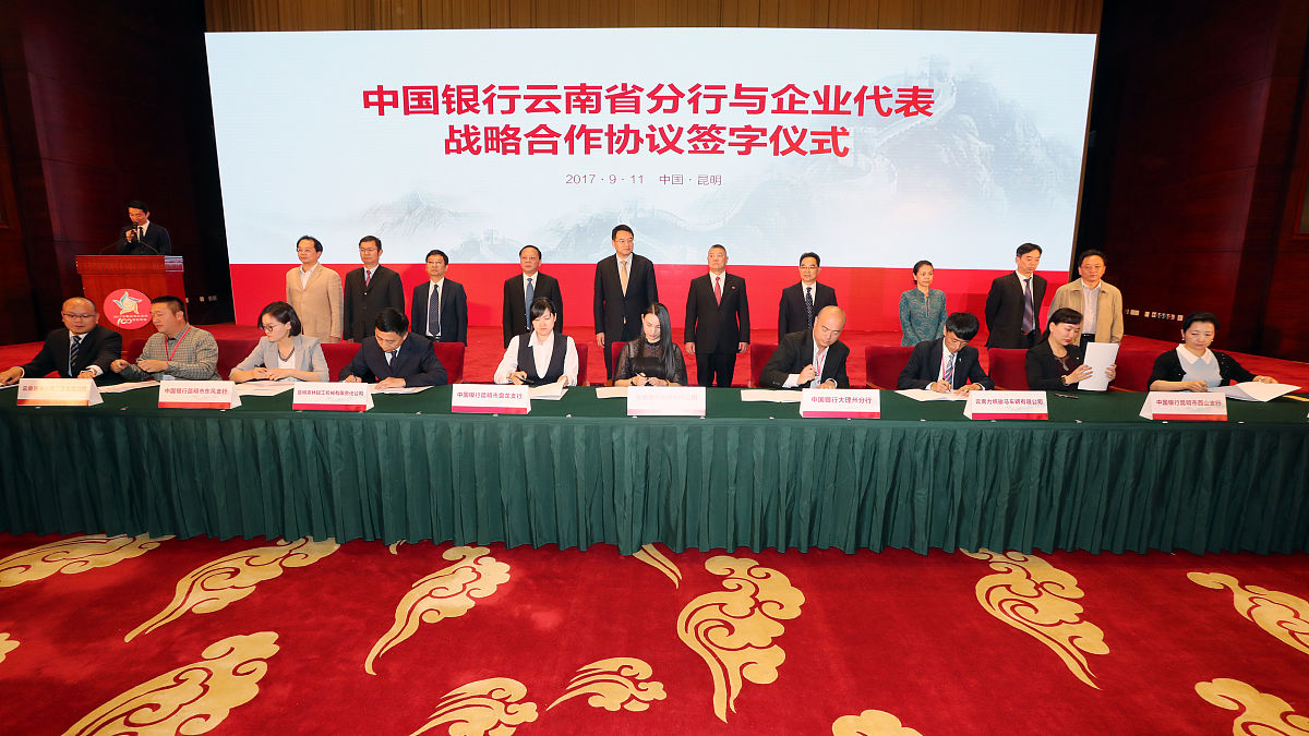 结合以下内容写一篇会议纪要：1、五金产业对小榄的重要性；2、中山市、小榄镇两级领导高度重视；3、各参会单位要高度重视本项工作推动小榄五金产业高质量发展；4、要利用好中国五金制品协会、中国五矿华工进出口商会的国家级资源做好小榄五金等区域品牌的建设和推广争取获得更多国家级荣誉；5、要用三到五年时间培育壮大小榄镇的本土企业品牌培育一批龙头企业；6、要深入研究学习震泽镇链长制的优秀做法经验优化整顿传统五金