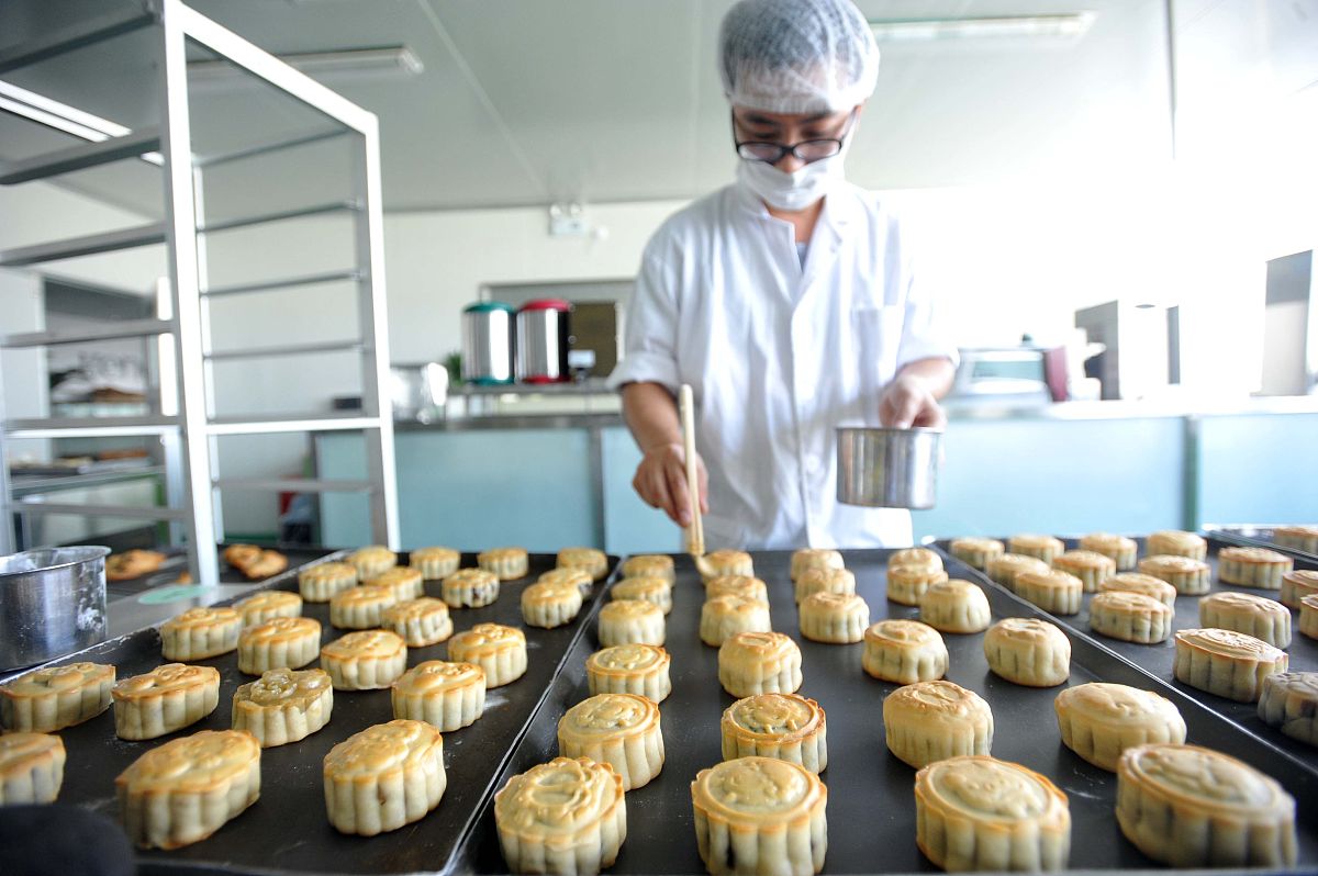 本科生进入月饼厂生产线进行生产实习前企业会怎样进行提问、评估？详细阐述并尽可能符合实际注意是生产线不