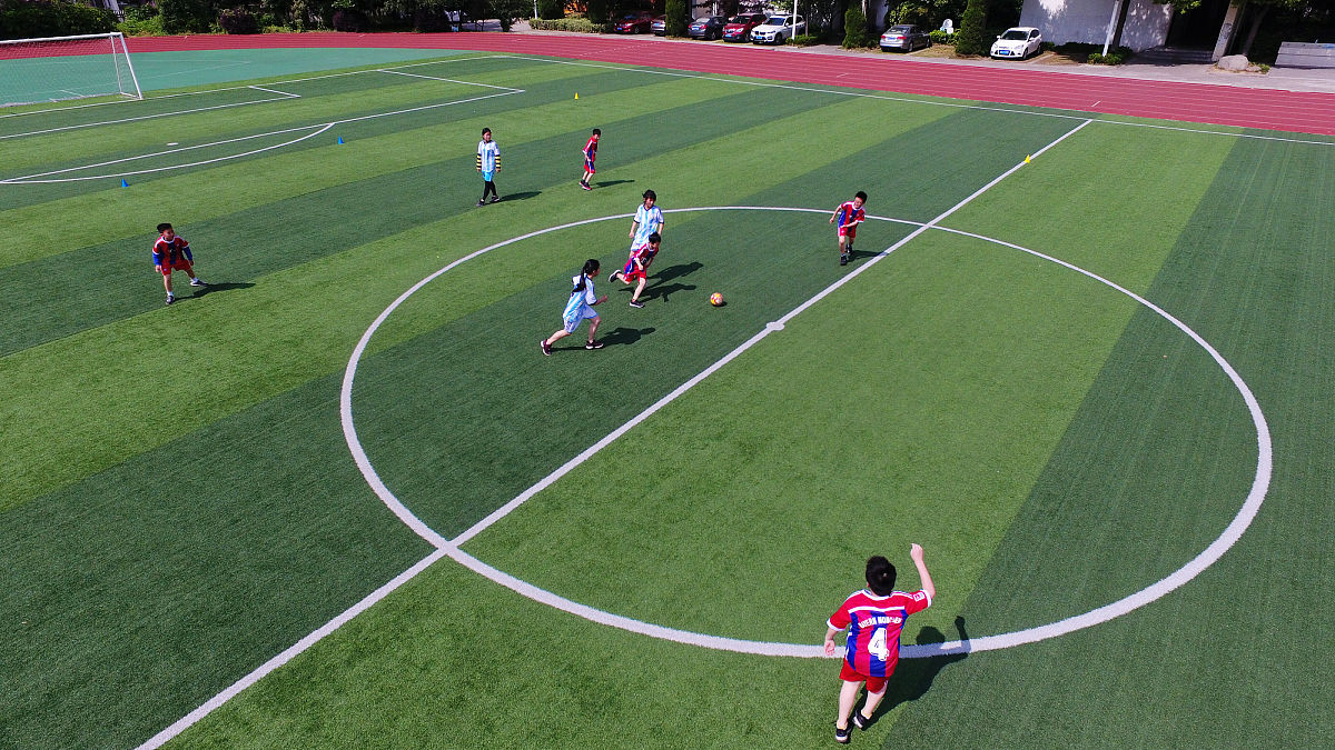 足球训练技巧大全：从控球到团队配合，提升你的足球技能